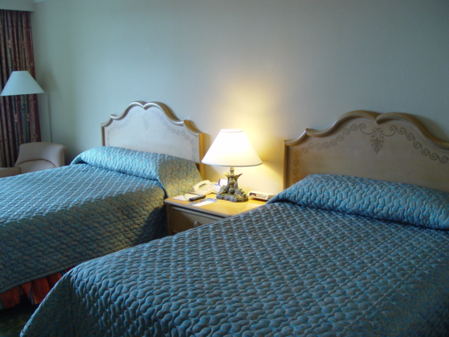 bedroom-double-bed-atlantis-bahamas.jpg