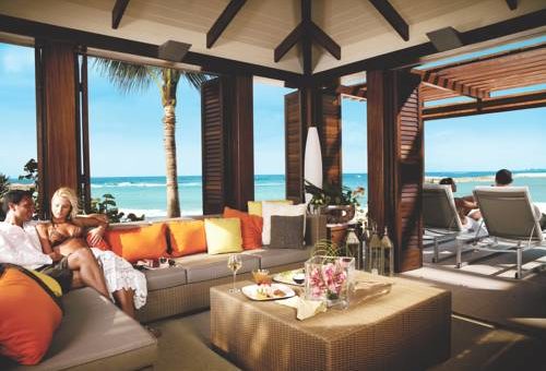 Atlantis Cove Towers lounge
