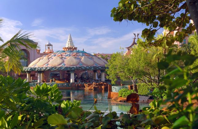 Atlantis-Nassau-Paridise-Island-pool-side-bar