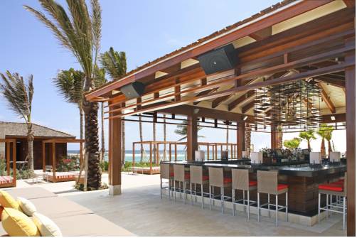 Cove Pool Atlantis waterside bars