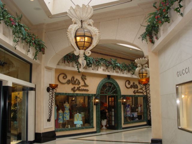 atlantis bahamas resort shopping Gucci